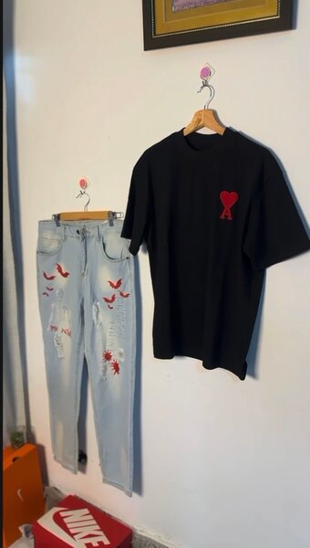 T-shirt noir avec coeur rouge
