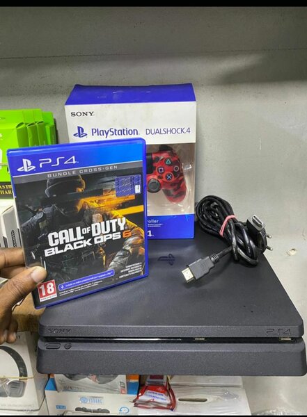 Console PS4 avec manette et jeu