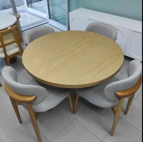 Table ronde en bois avec chaises
