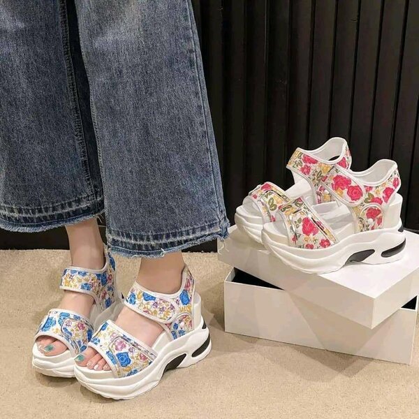 Sandales compensées florales