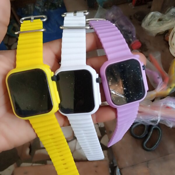 (3 PIÈCES 5000f)MONTRE ENFANTS, LUMINEUX LED, NUMÉRIQUES