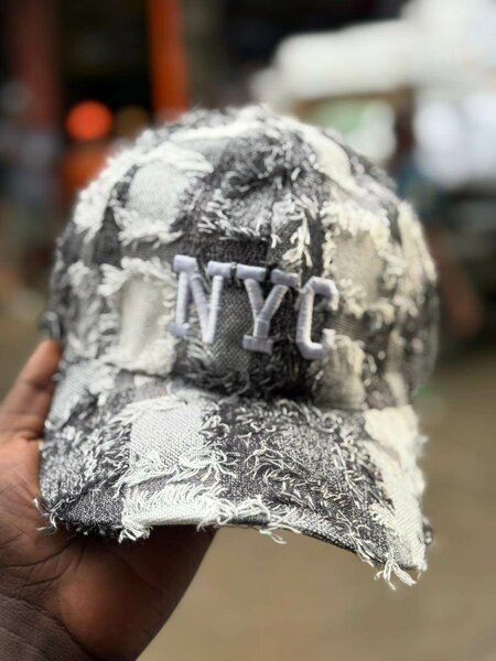 Casquette NYC déchirée