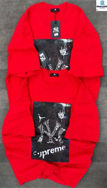 T-shirt rouge imprimé graphique