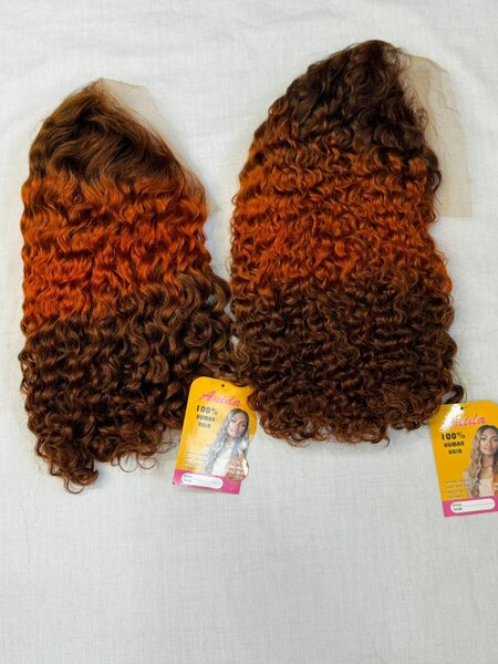 Perruque bouclée en dentelle