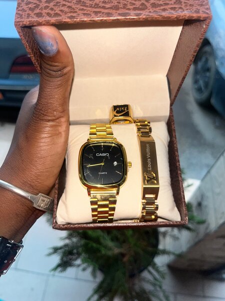 Montre dorée élégante