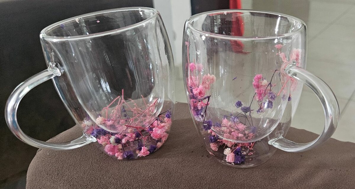 Tasse en verre à fleurs séchées