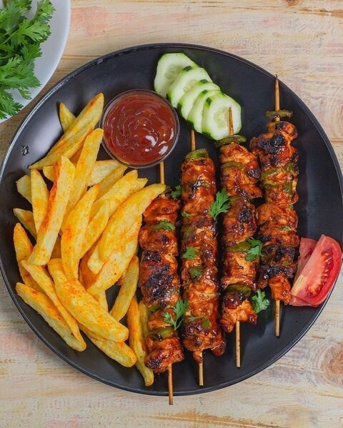 Brochettes de poulet, frites