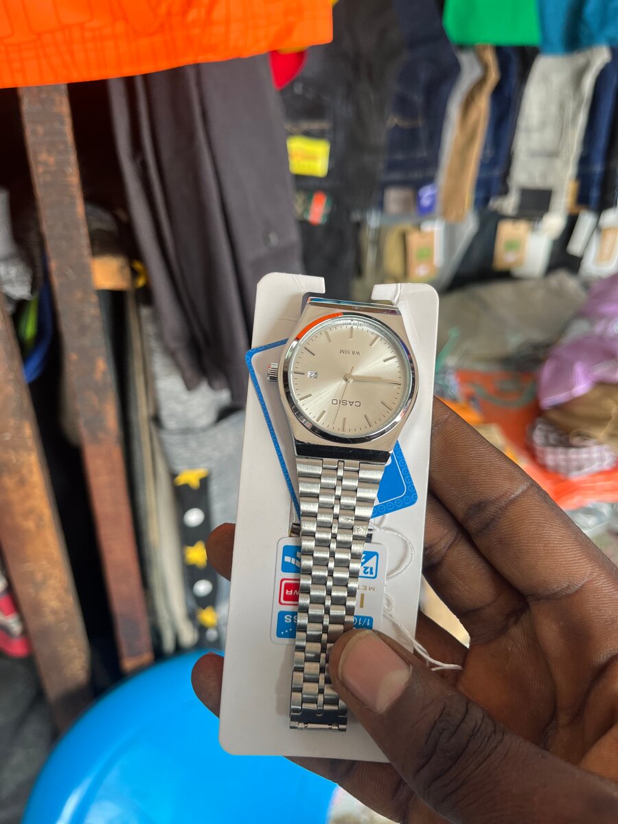 Montre élégante en acier inoxydable