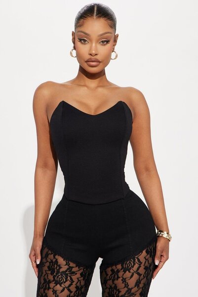 Combinaison noire femme élégante