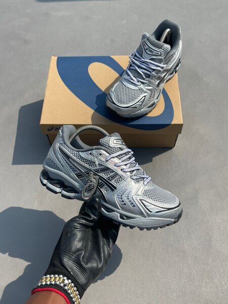 Chaussures de course Asics grises