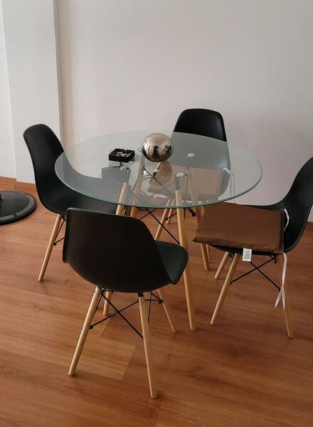 Ensemble table et chaises modernes