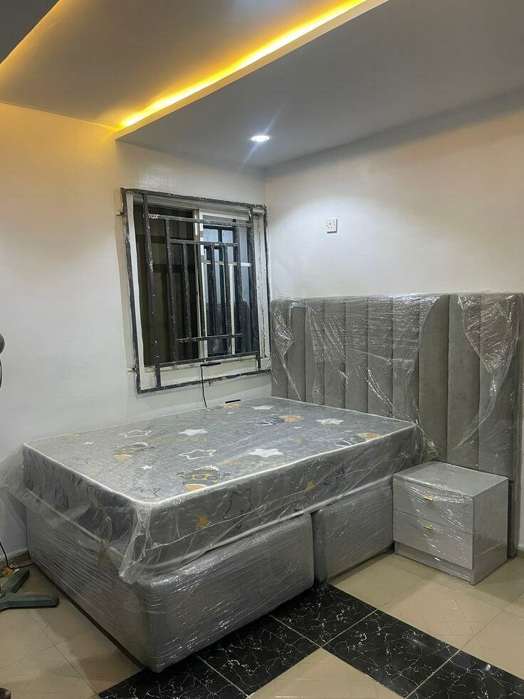 Lit gris capitonné avec chevets