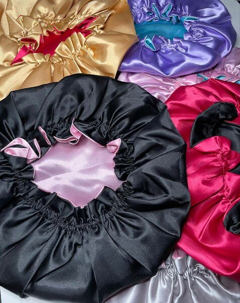 Bonnets en satin colorés