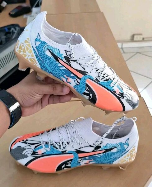 Chaussures de foot agiles