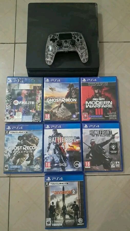 Console PS4 avec manettes et jeux vidéo