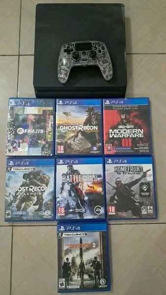 Console PS4 avec manettes et jeux vidéo