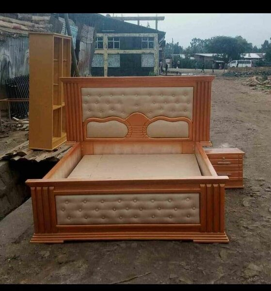 Lit en bois avec tête de lit capitonnée