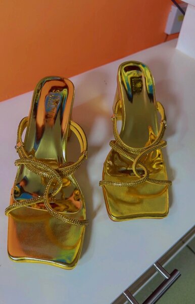 Sandales dorées à talons