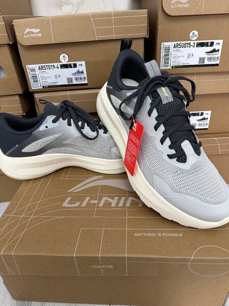 Кроссовки от бренда Li-Ning