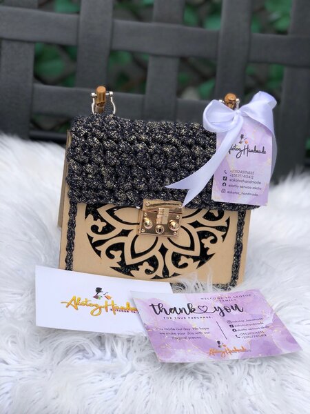Crochet ladies handbag