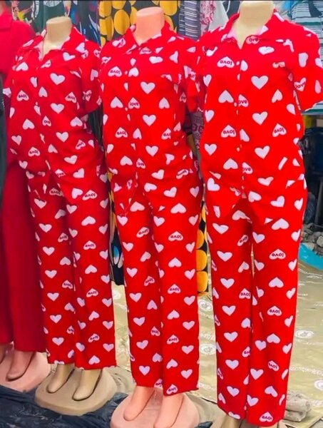 Pyjama rouge avec coeurs pour femme