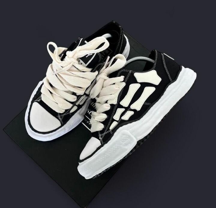 Baskets élégantes noires et blanches