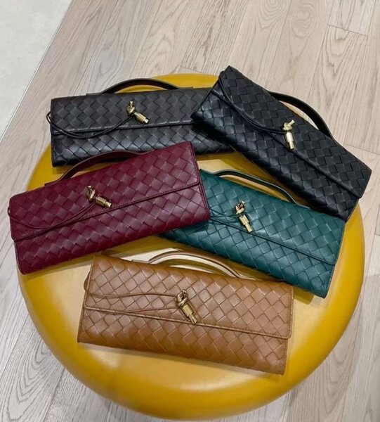 Pochette en cuir tressé chic