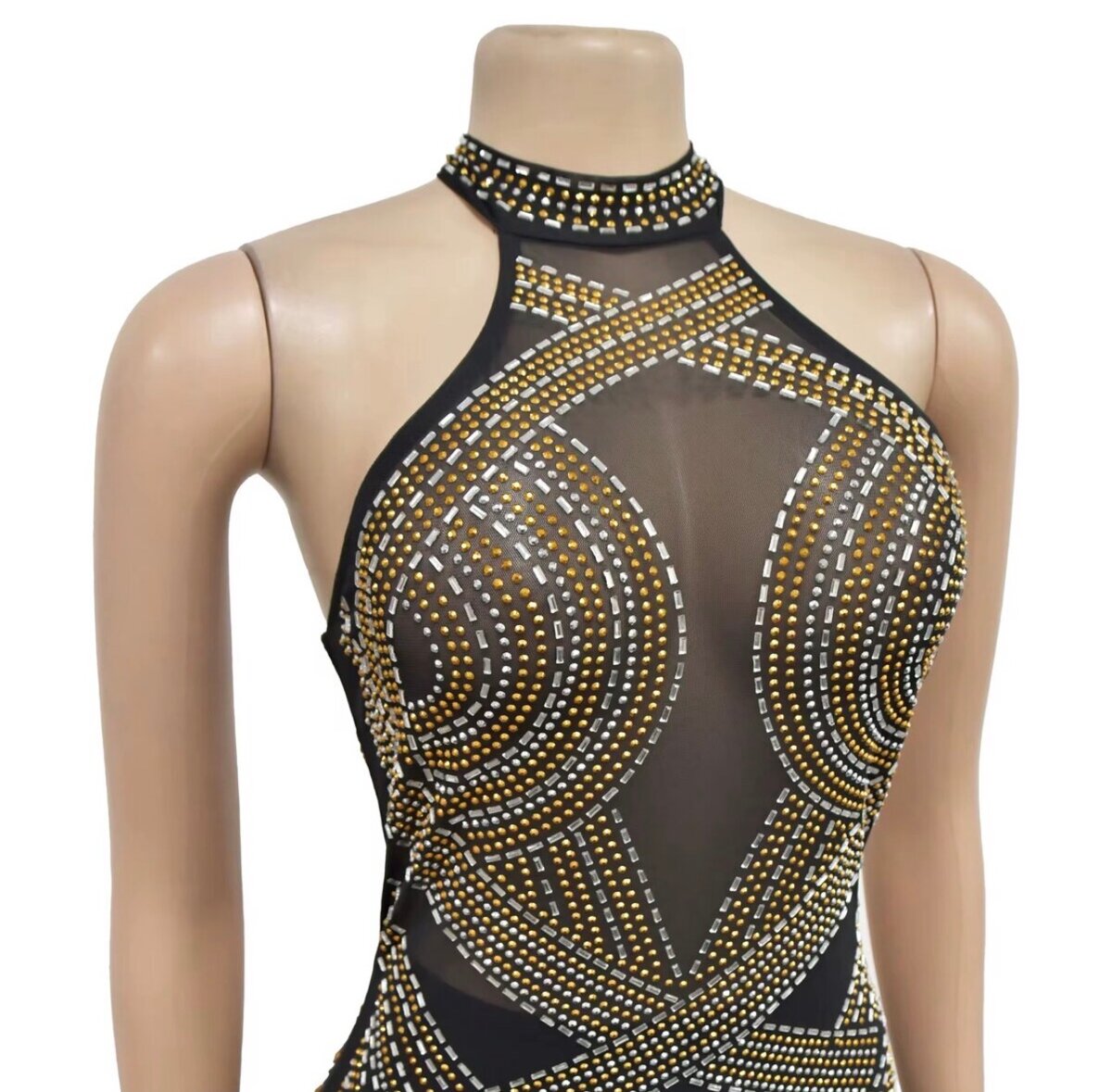 Robe longue transparente à paillettes dorées