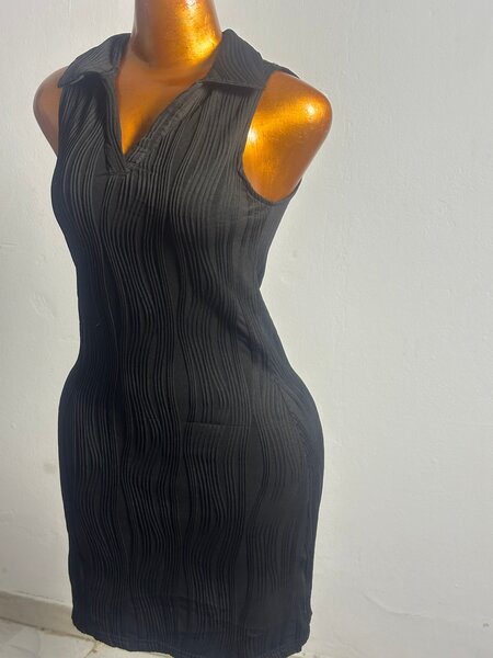 Robe élégante noire sans manches