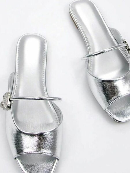 Sandales argentées élégantes
