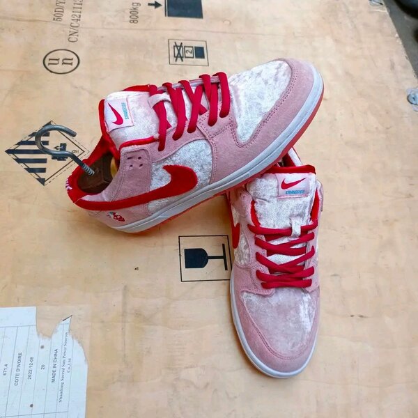 Baskets en daim rouge et rose