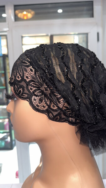 Bonnet en dentelle noire élégante
