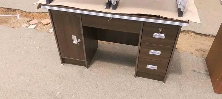 Bureau en bois avec tiroirs