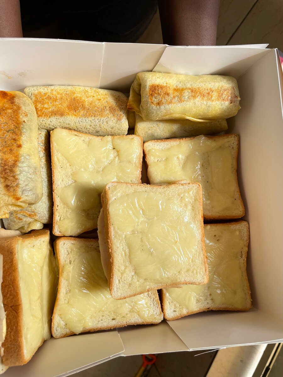 Tranches de pain grillé au fromage