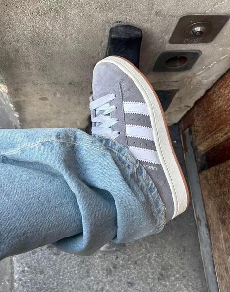 Baskets Adidas Gris Classiques