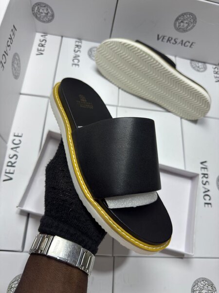 Claquettes en cuir noir élégantes