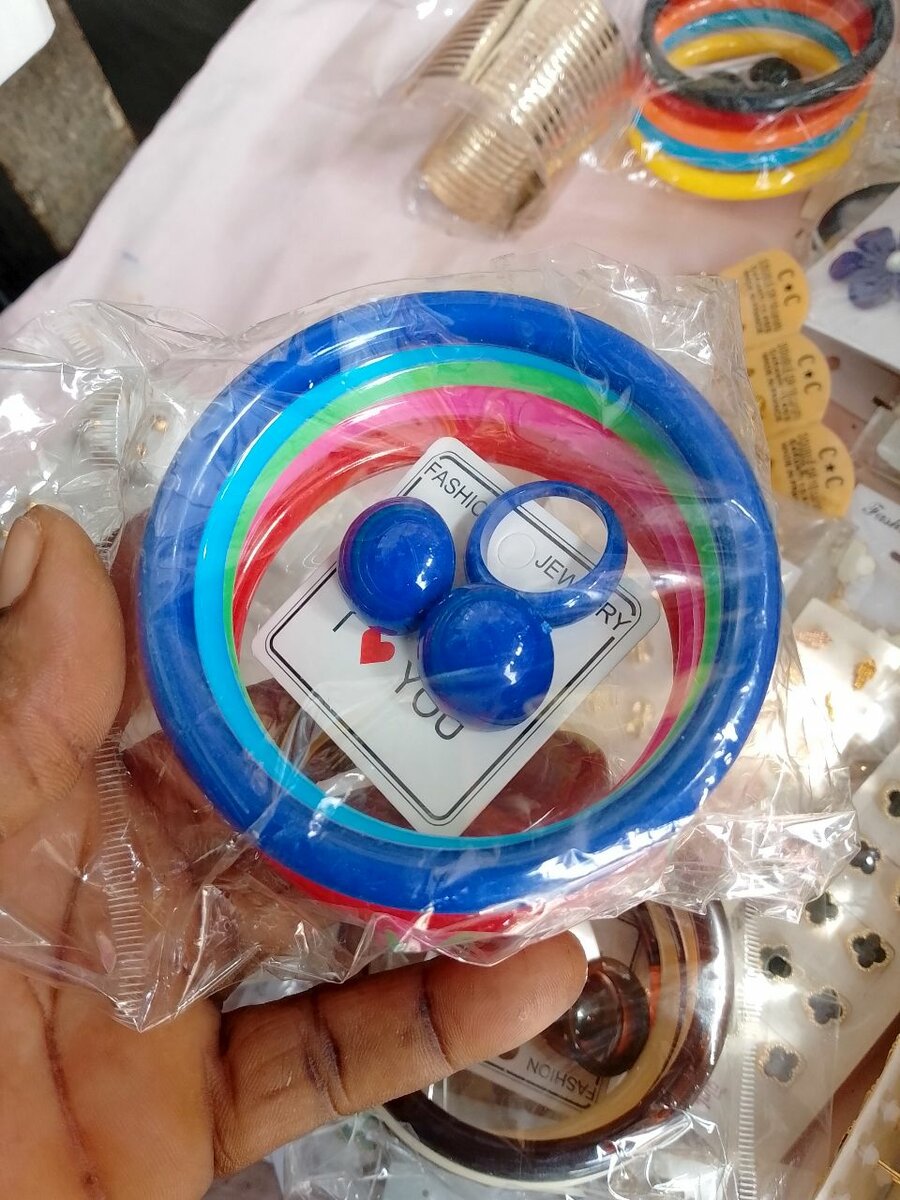 Lot de bracelets en plastique