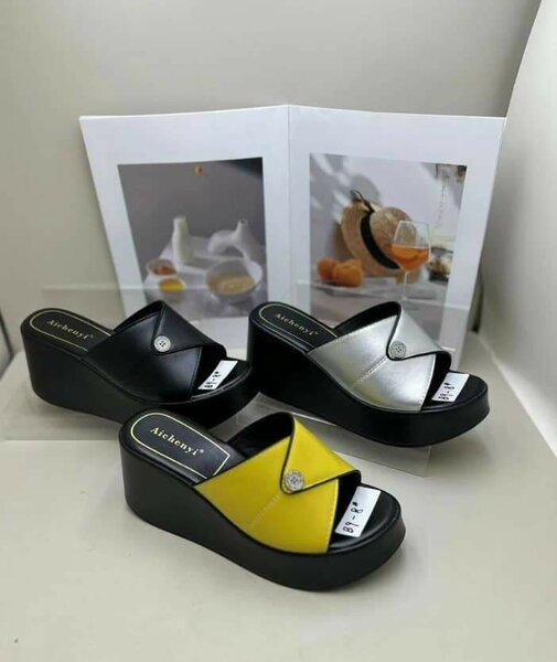 Sandales compensées élégantes