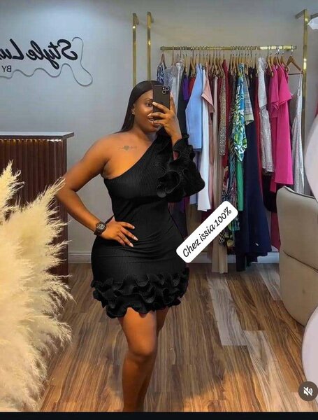 Robe Noire Élégante Asymétrique