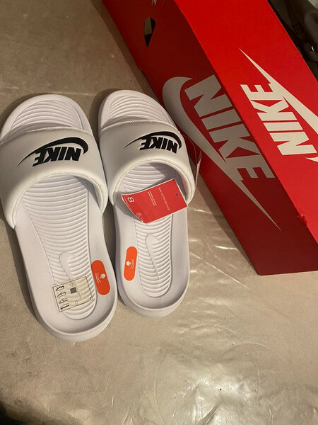 Claquettes Nike confortables