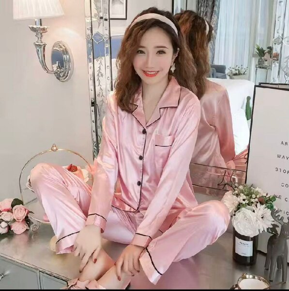 Pyjama en soie rose pour femme