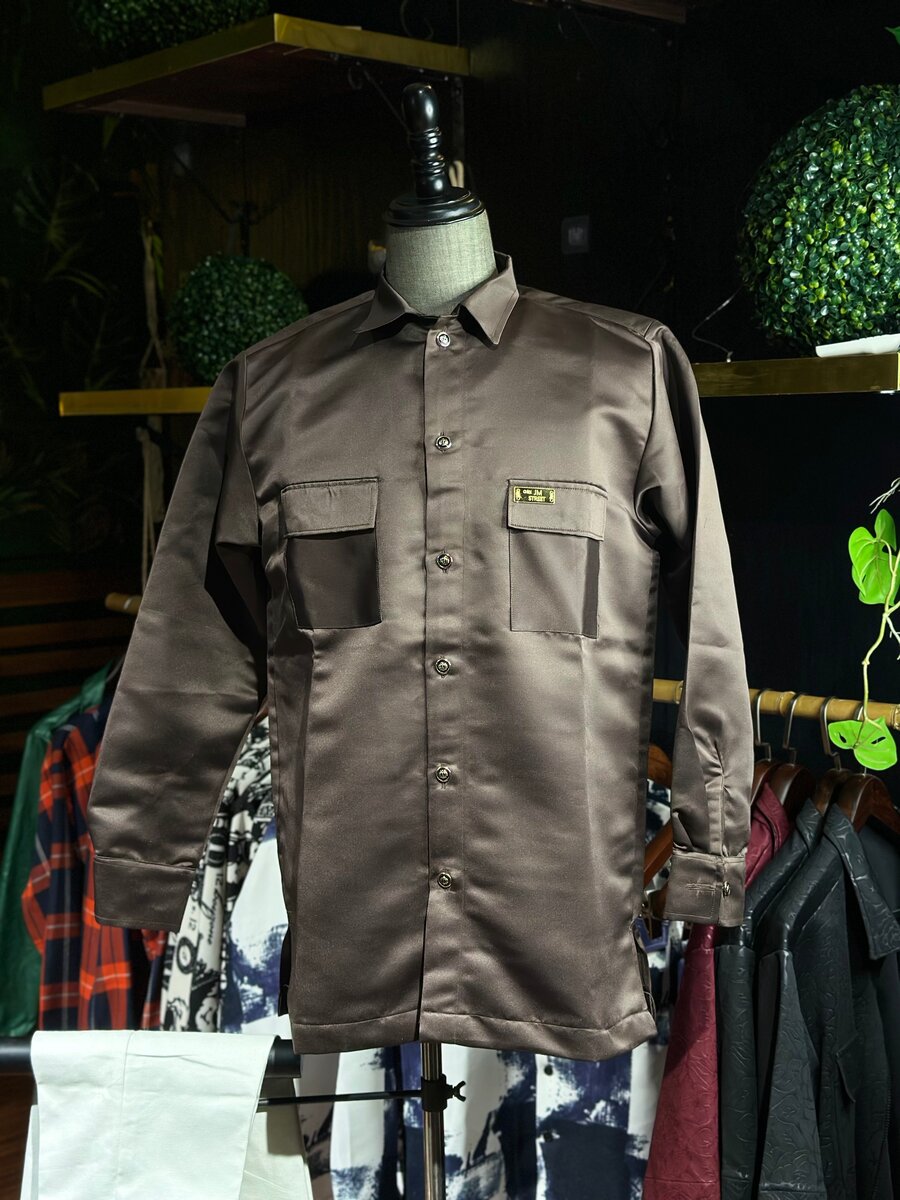 Chemise en satin brun élégant