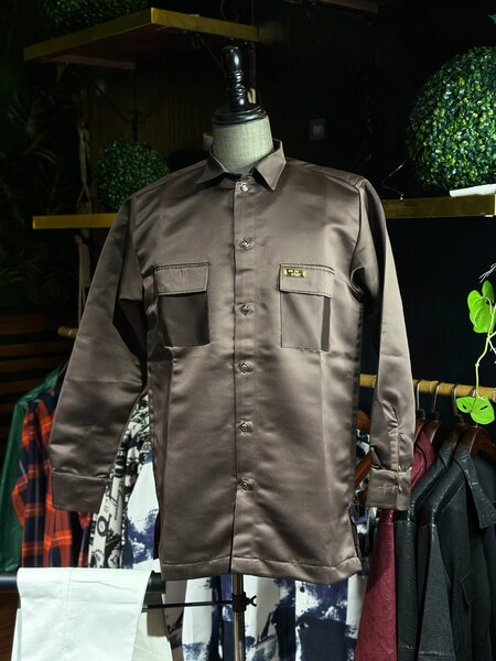 Chemise en satin brun élégant