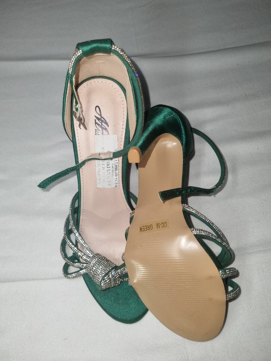 Sandales à talons verts élégantes