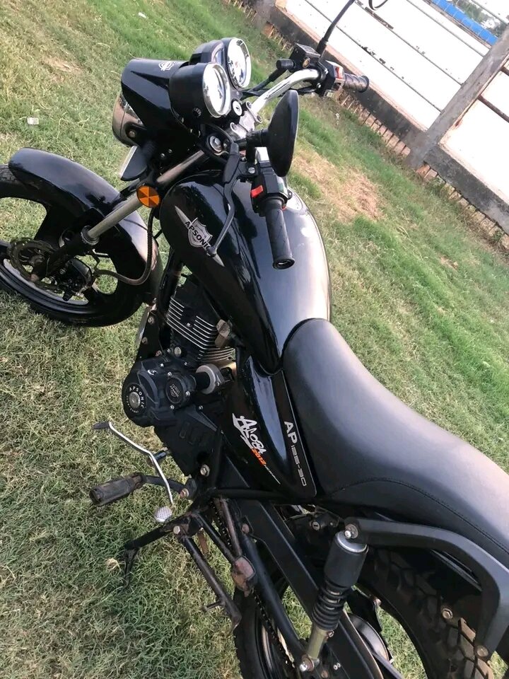 Moto Noir Puissante Classique