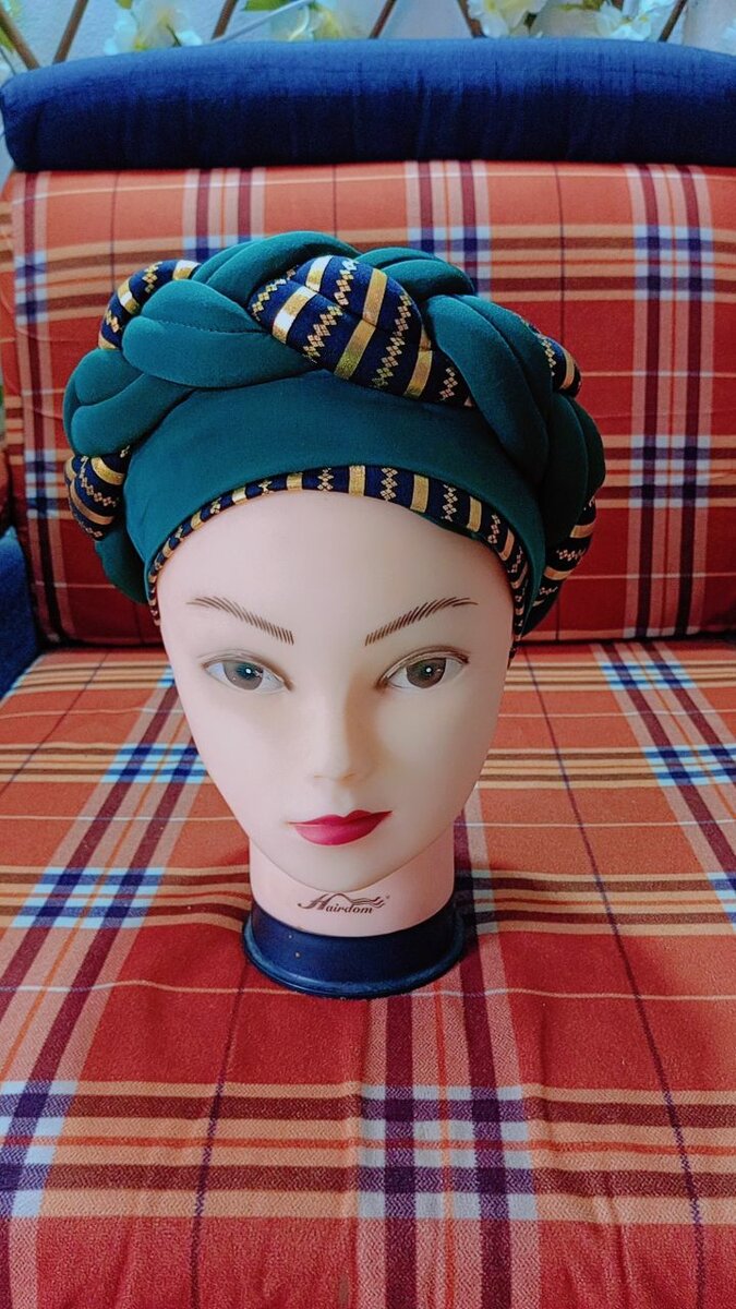 Turban en satin coloré