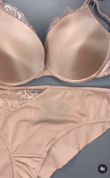 Окунитесь в мир чувственности и страсти с нашим сексуальным атласным комплектом премиум качества! 