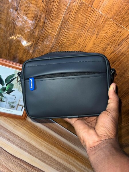 Sacoche en cuir noir élégante