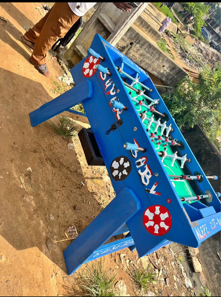 Table de baby-foot en bois bleu