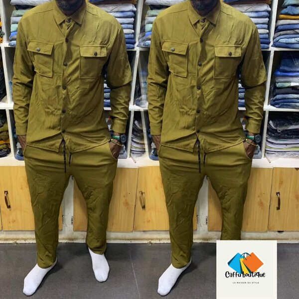 Un ensemble de vêtements pour hommes beaux et stylés (haut, bas)